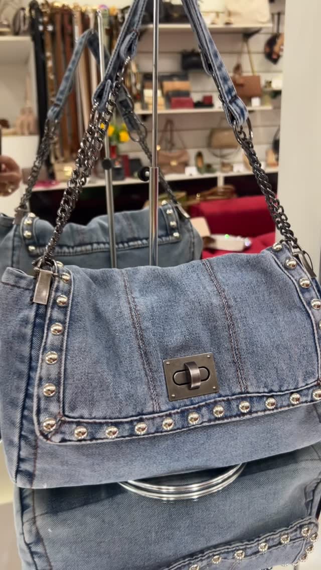 Post 6 by Sapataria Paris Oficial on Instagram (video)