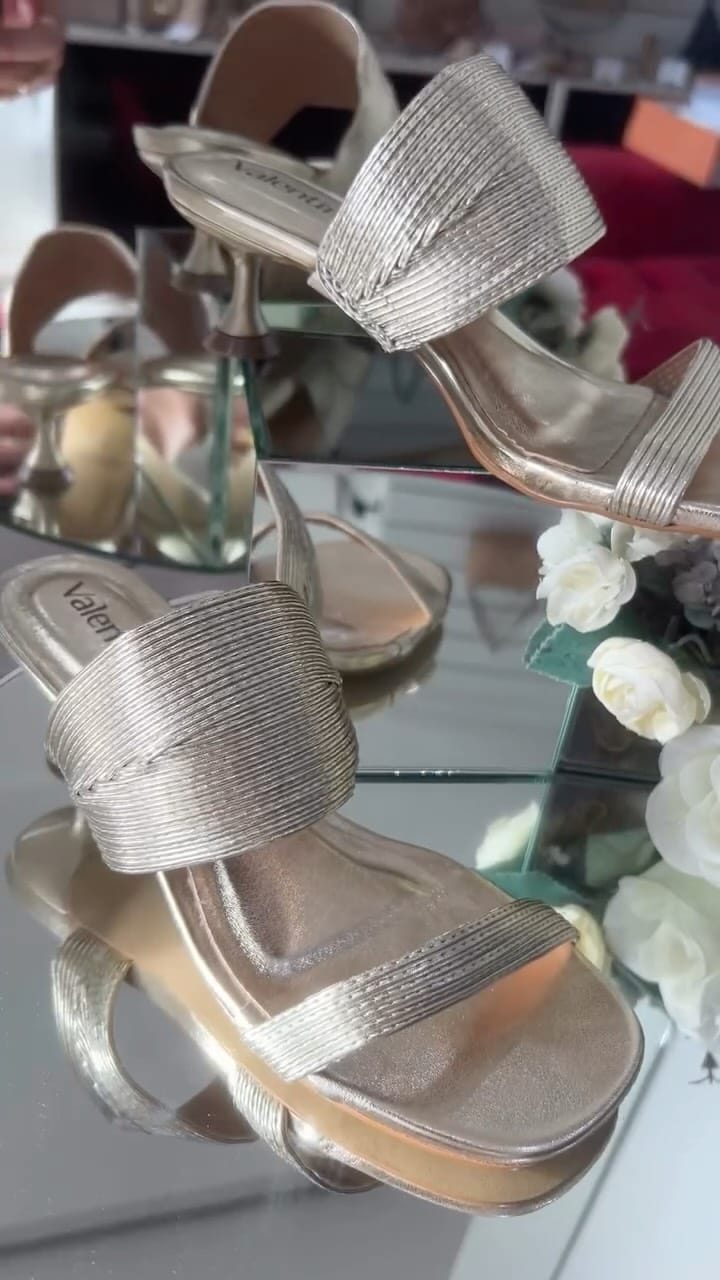 Post 4 by Sapataria Paris Oficial on Instagram (video)