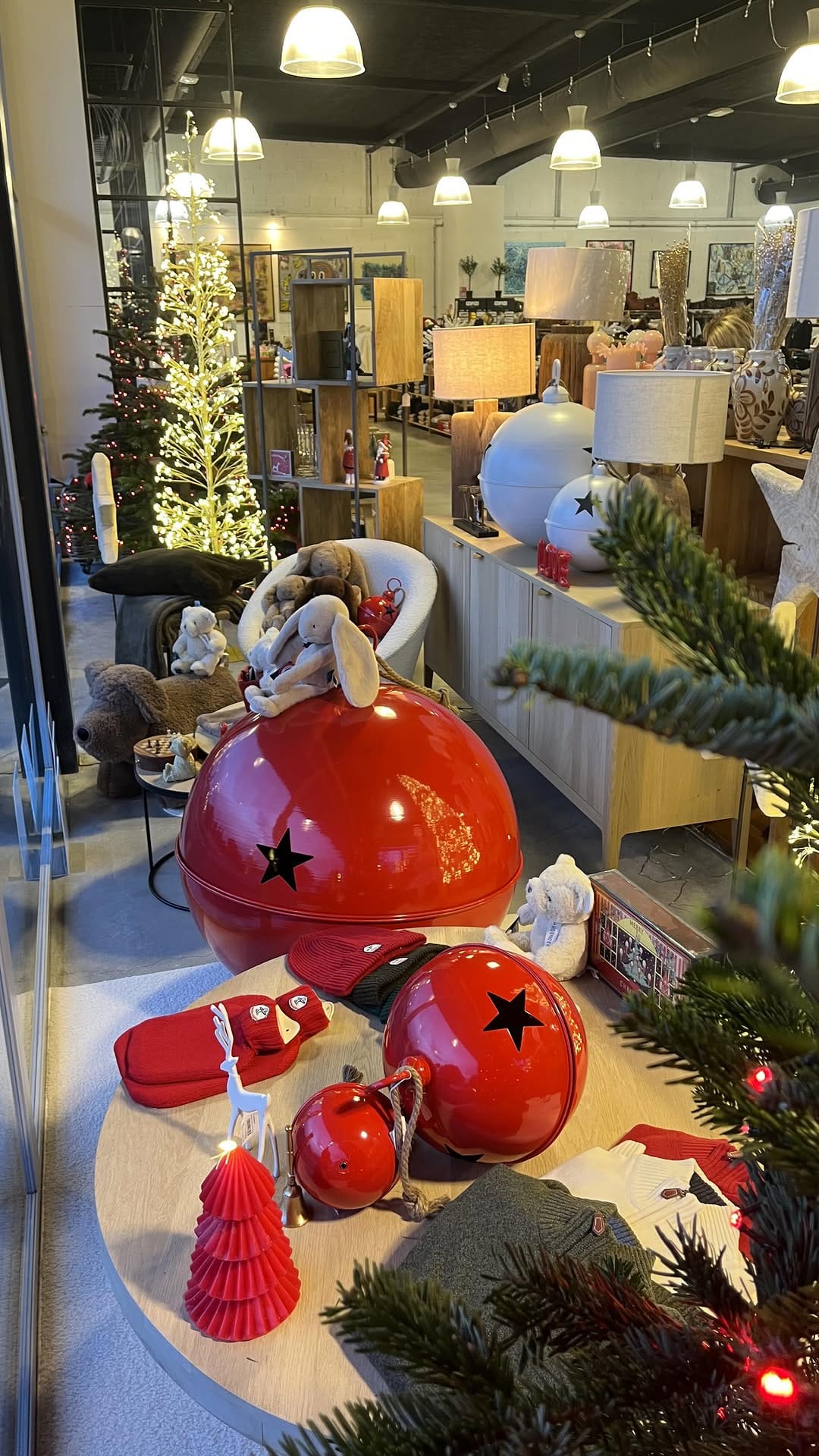 Post 1 by Le Grand Comptoir Store on Instagram (video)