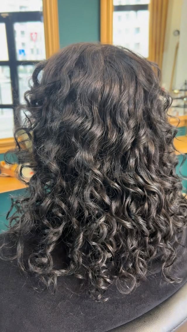 Post 7 by camilia coiffure Lyon on Instagram (video)