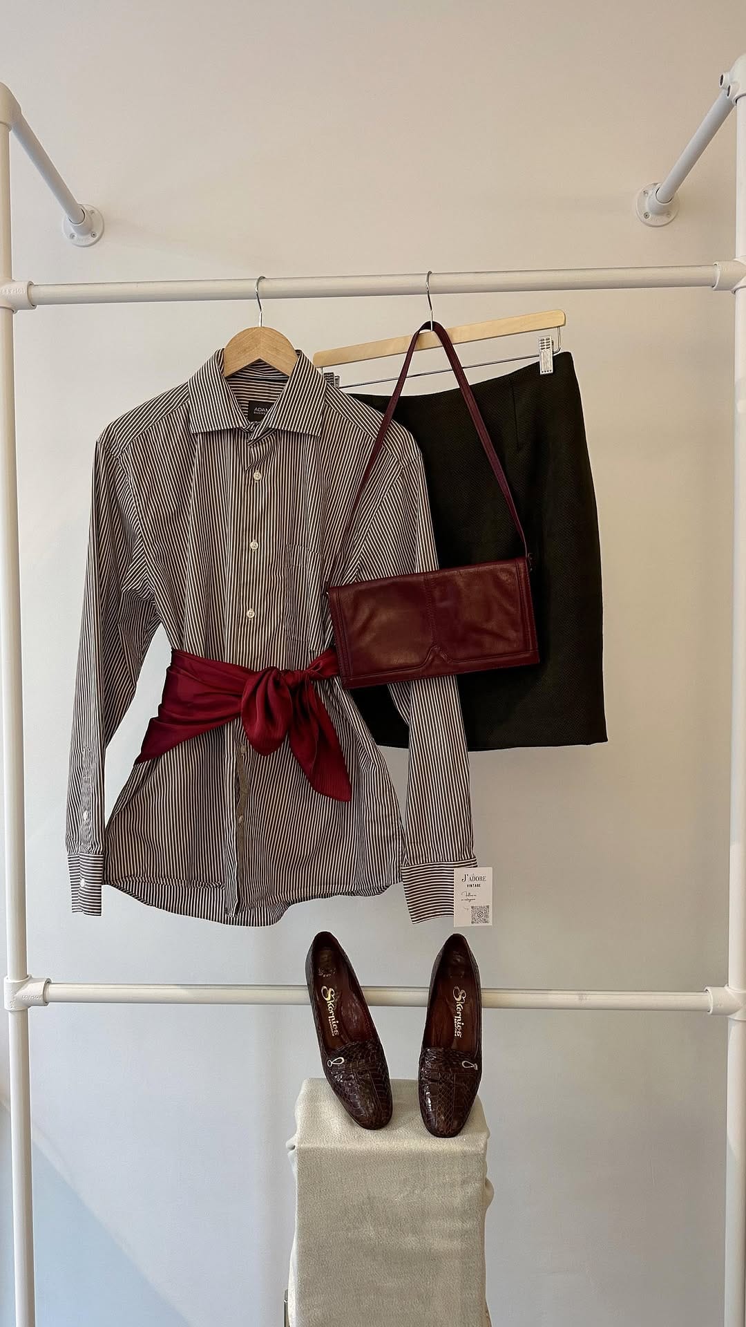 Post 5 by J’adore Vintage on Instagram (video)