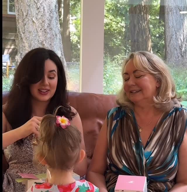 Post 2 by Elle Florence on Instagram (video)