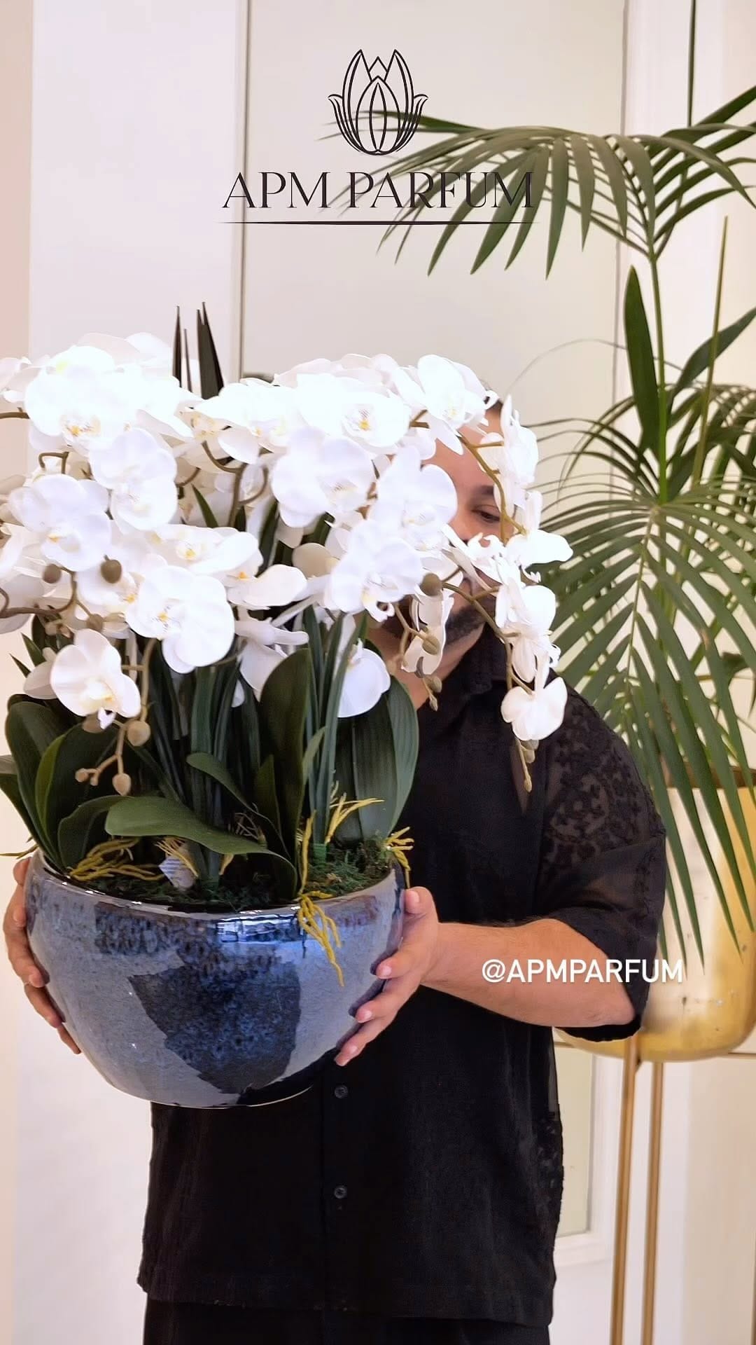 Post 8 by APM Parfum on Instagram (video)
