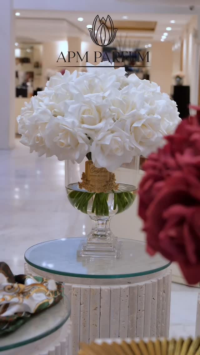Post 6 by APM Parfum on Instagram (video)