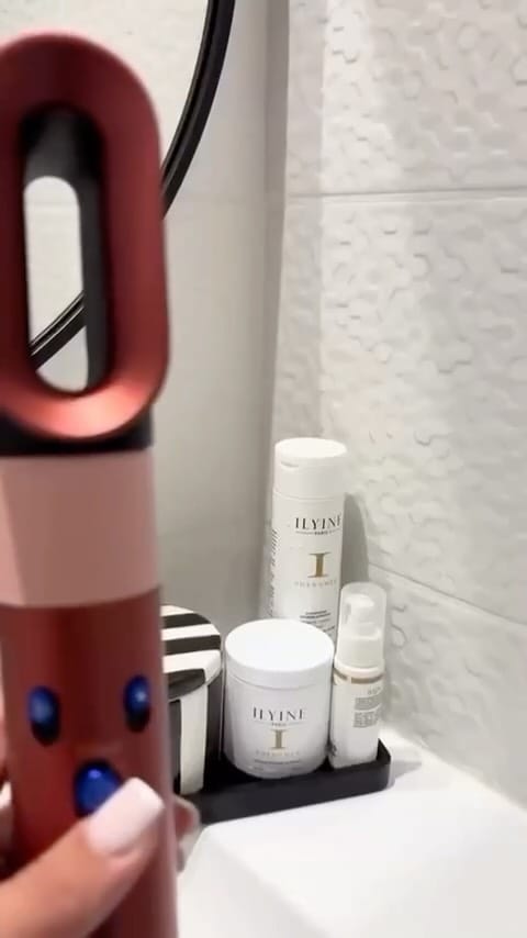 Post 9 by Ilyine Paris Officiel on Instagram (video)