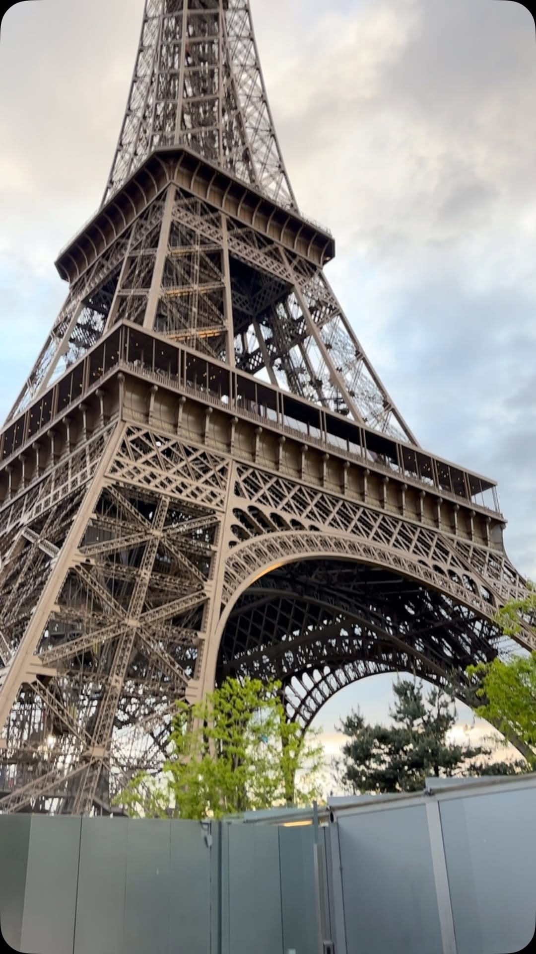 Post 10 by Ilyine Paris Officiel on Instagram (video)