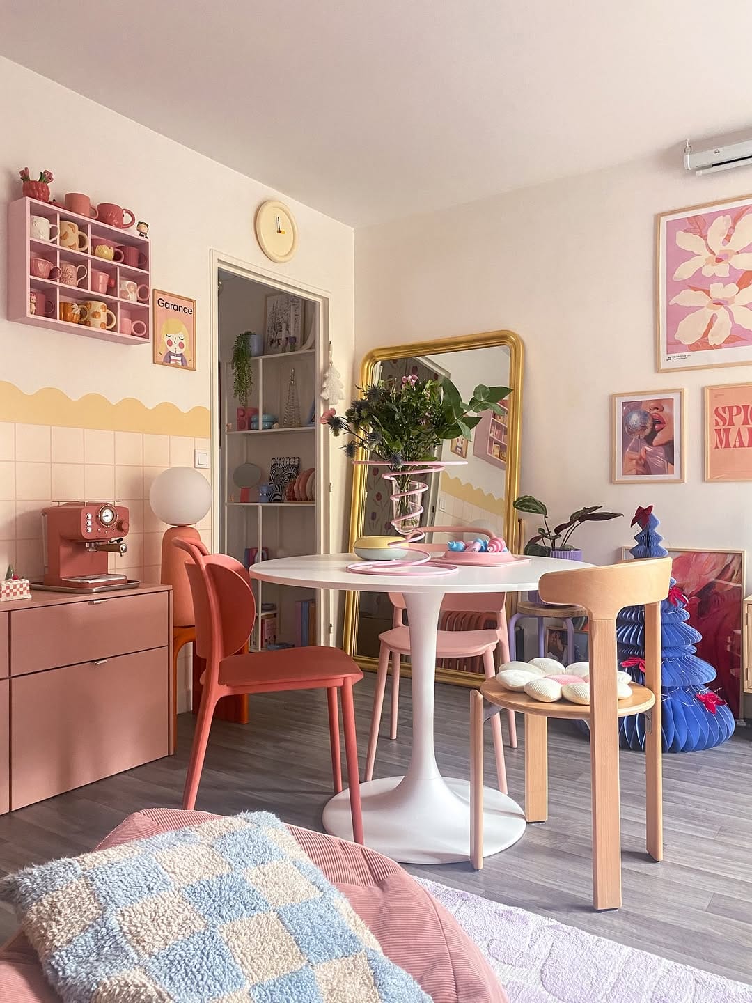Post 10 by Garance 🌷 Colorful Interior 🌞 on Instagram (carousel)