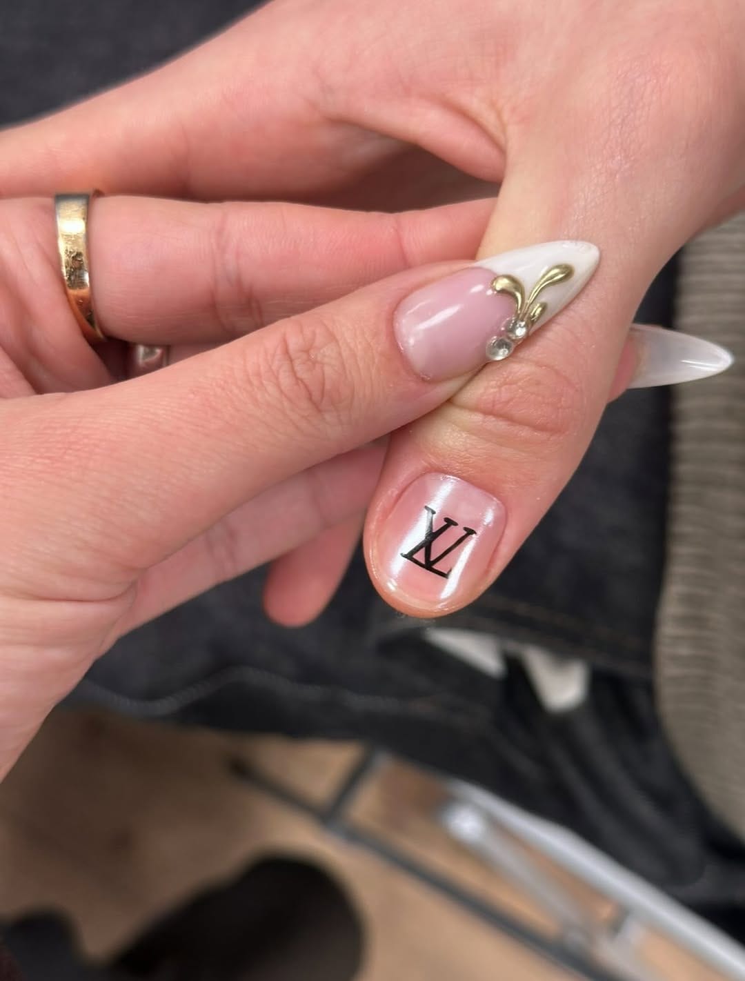 Post 1 by Nawel 🌸 Nail artist•formatrice 🧸 paris on Instagram (carousel)