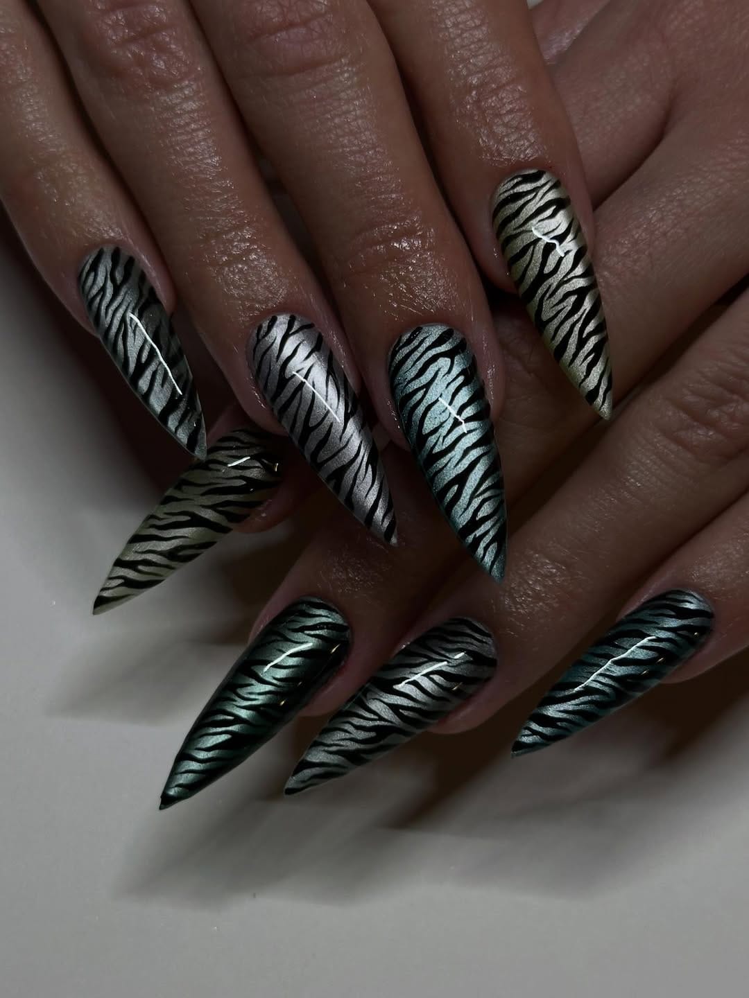 Post 10 by Nawel 🌸 Nail artist•formatrice 🧸 paris on Instagram (carousel)
