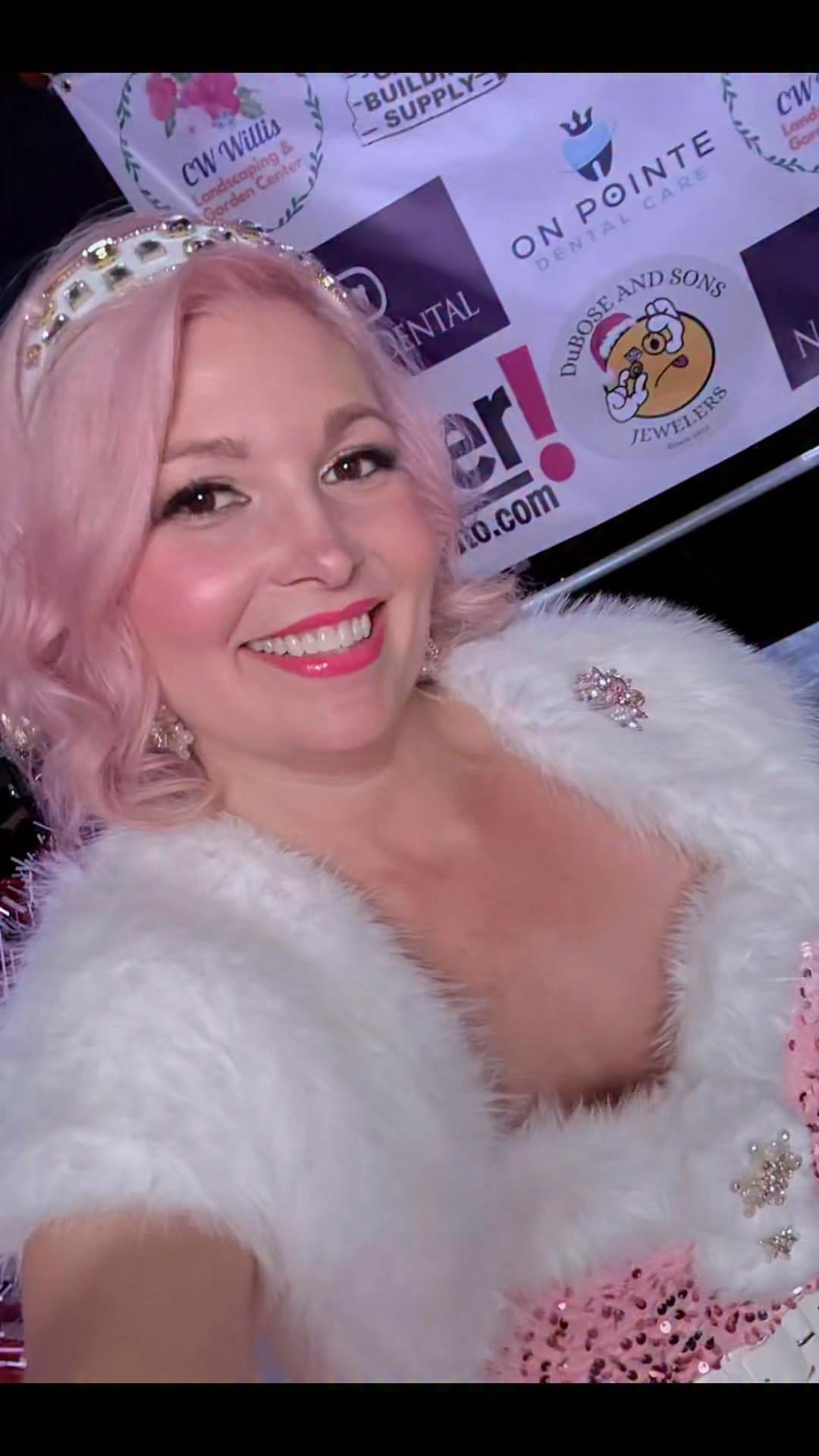 Post 5 by The Parisian Hostess Pin Up on Instagram (video)