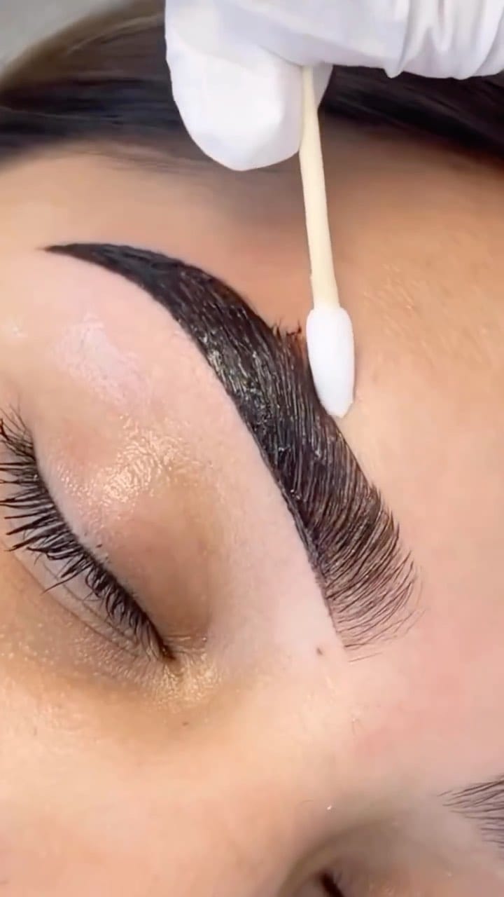 Post 10 by Browlift / Sourcils / Extensions cils/ Ongles /Epilation Lyon on Instagram (video)