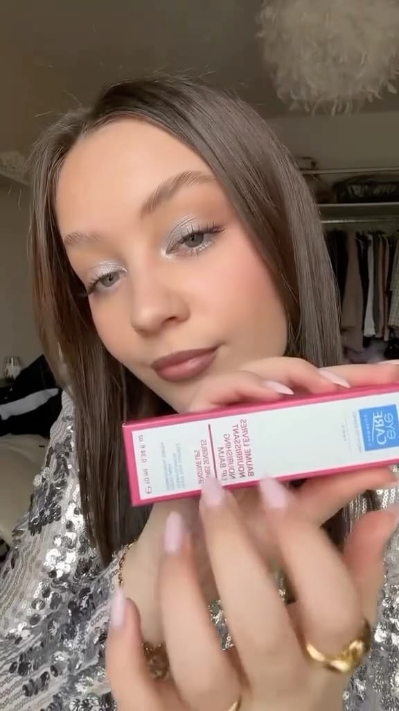 Post 3 by Eye Care Cosmetics on Instagram (video)