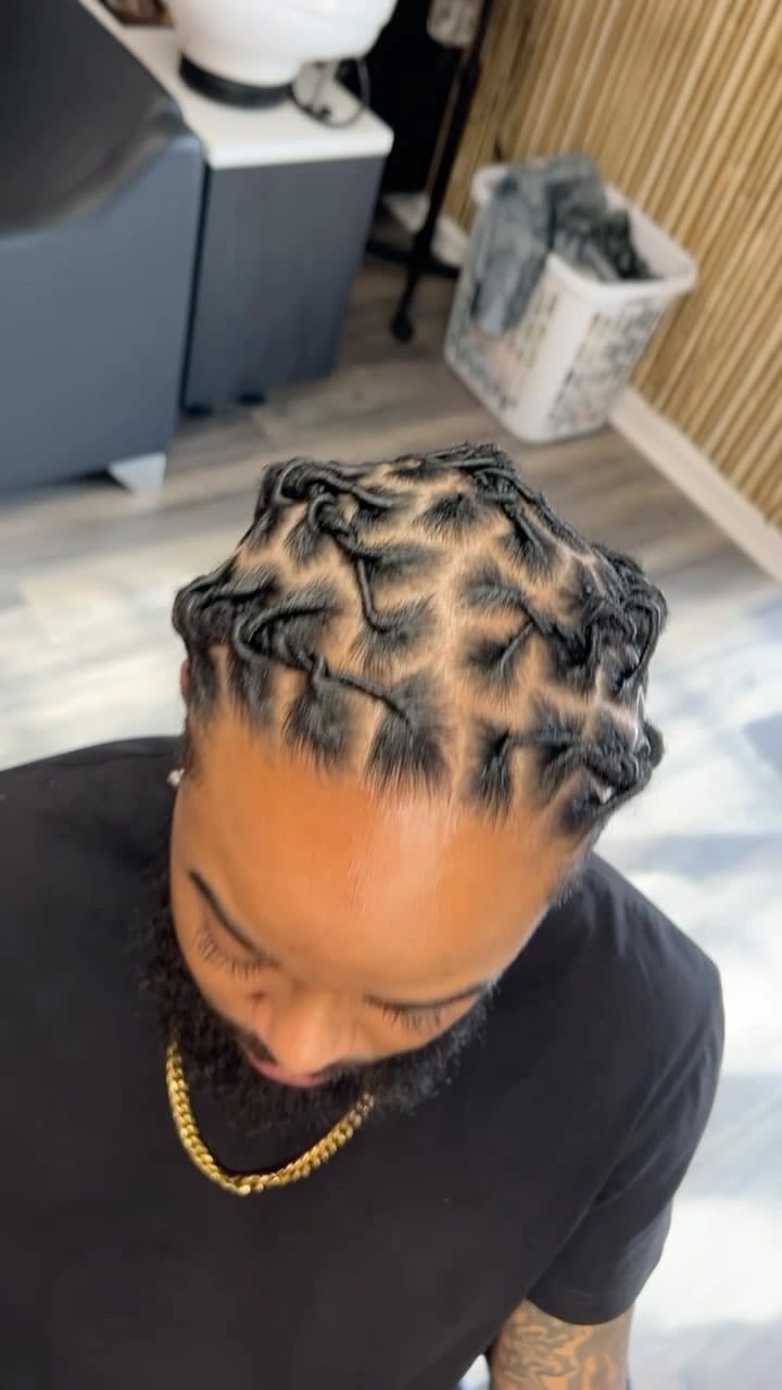 Post 8 by Loc’d in Paris on Instagram (video)