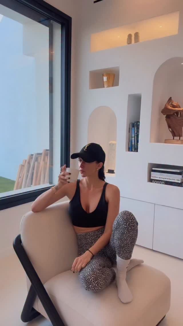Post 2 by 𝓜𝓪𝓮 on Instagram (video)