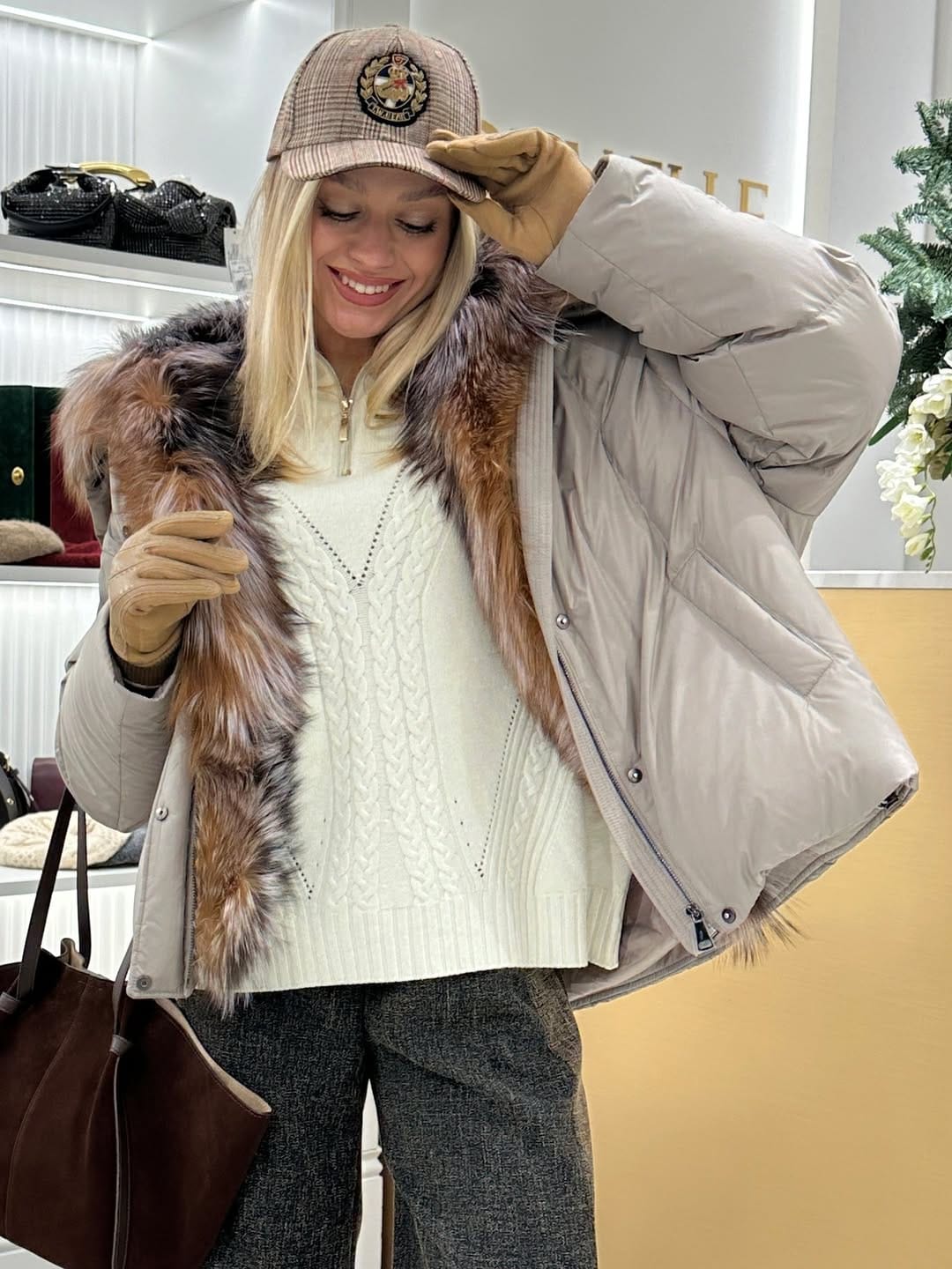 Post 10 by Haine Genți Accesorii | Chișinău on Instagram (video)