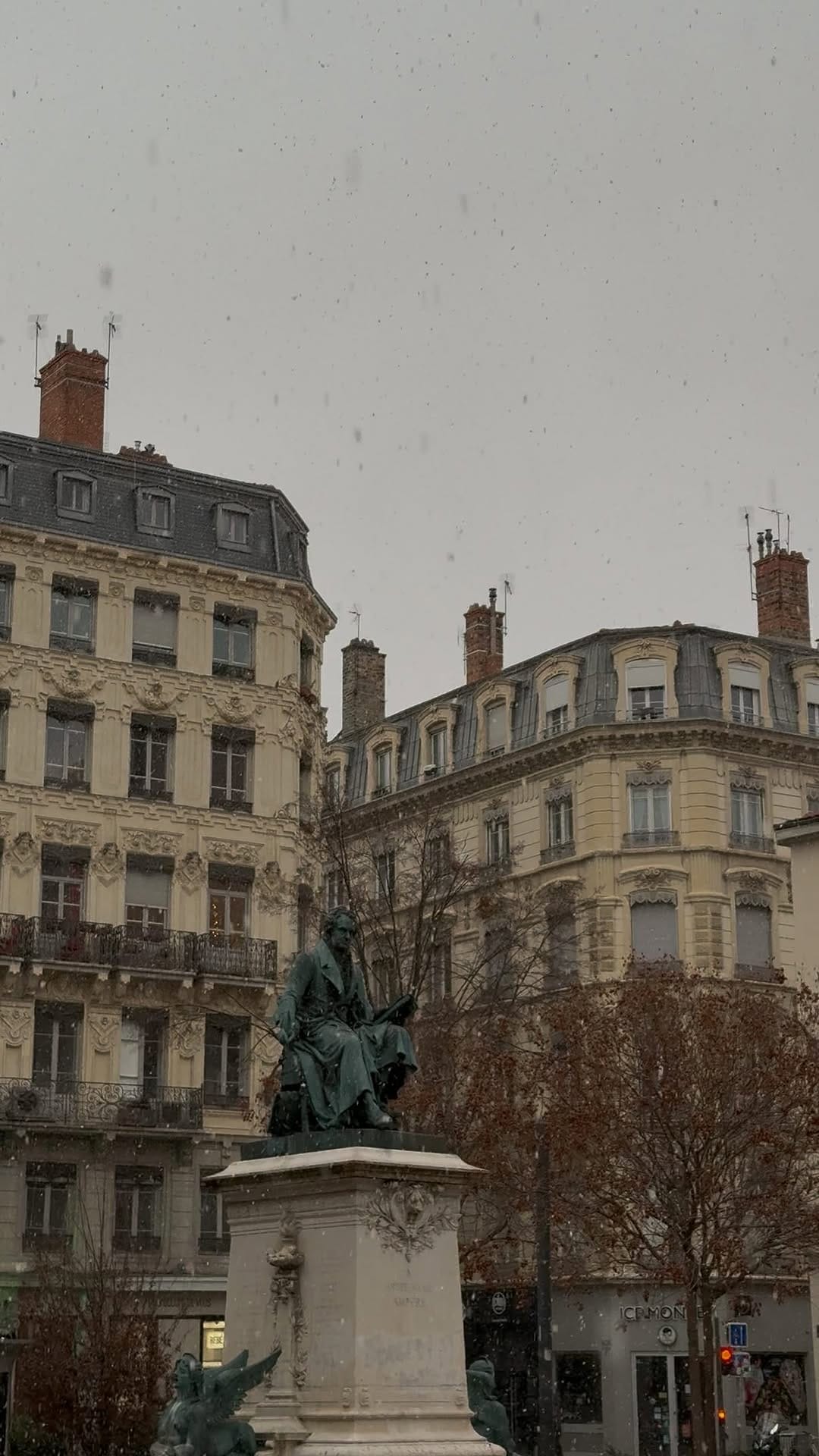 Post 5 by Margaux on Instagram (video)