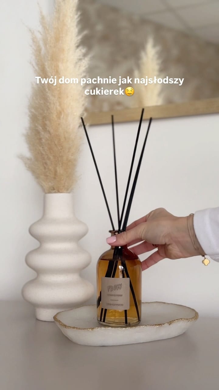 Post 8 by Flow Perfumes on Instagram (video)