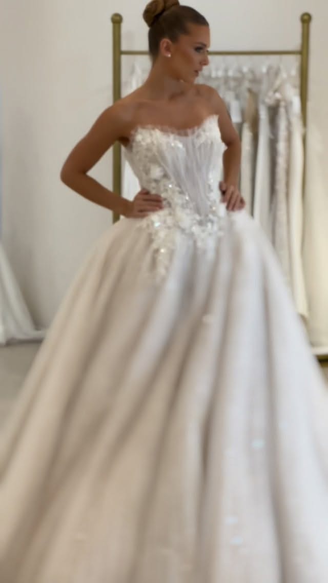 Post 5 by CIGDEM METIN BRIDAL on Instagram (video)