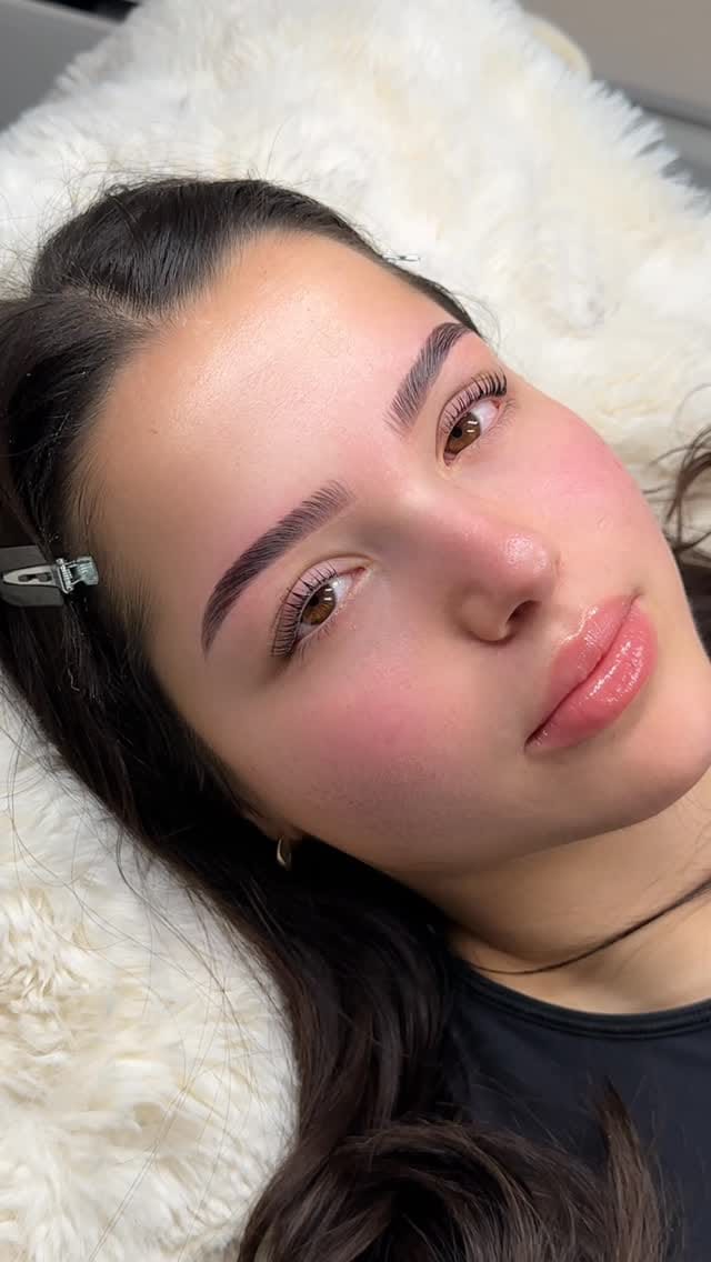 Post 1 by SOURCILS LAUSANNE - BROWLIFT - FORMATION   💫 on Instagram (video)