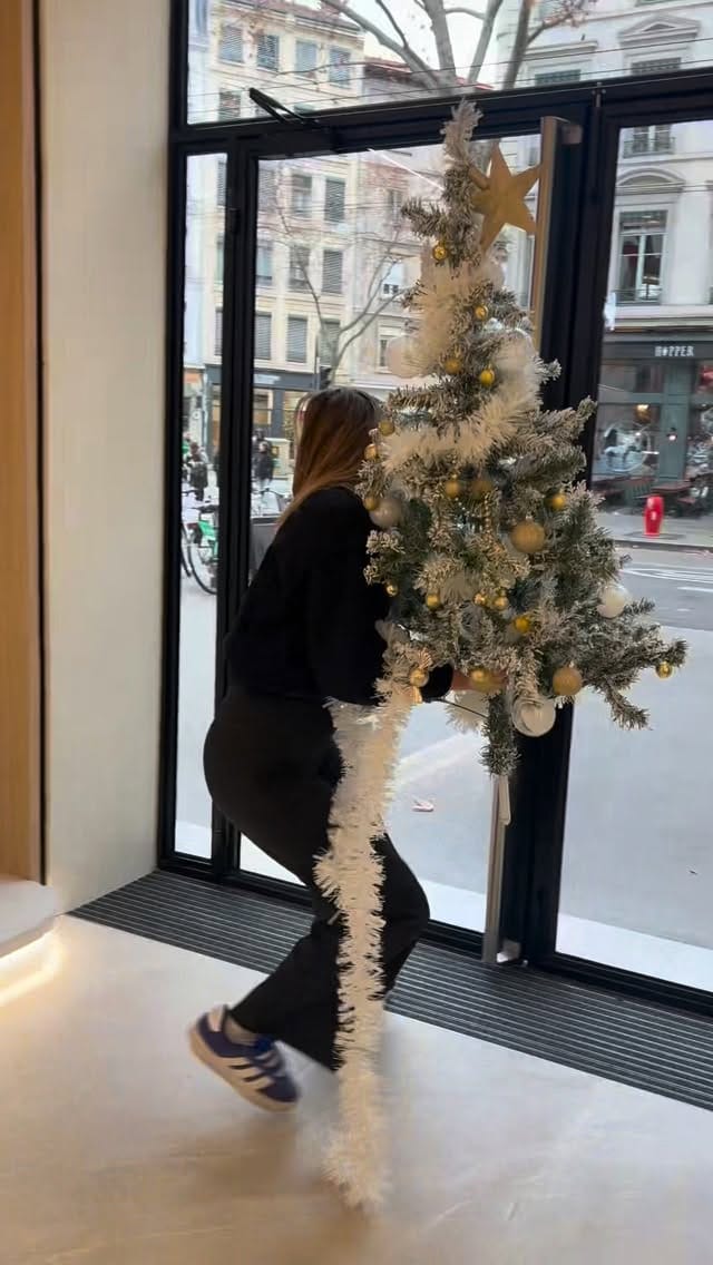 Post 2 by LISS CENTER LYON on Instagram (video)
