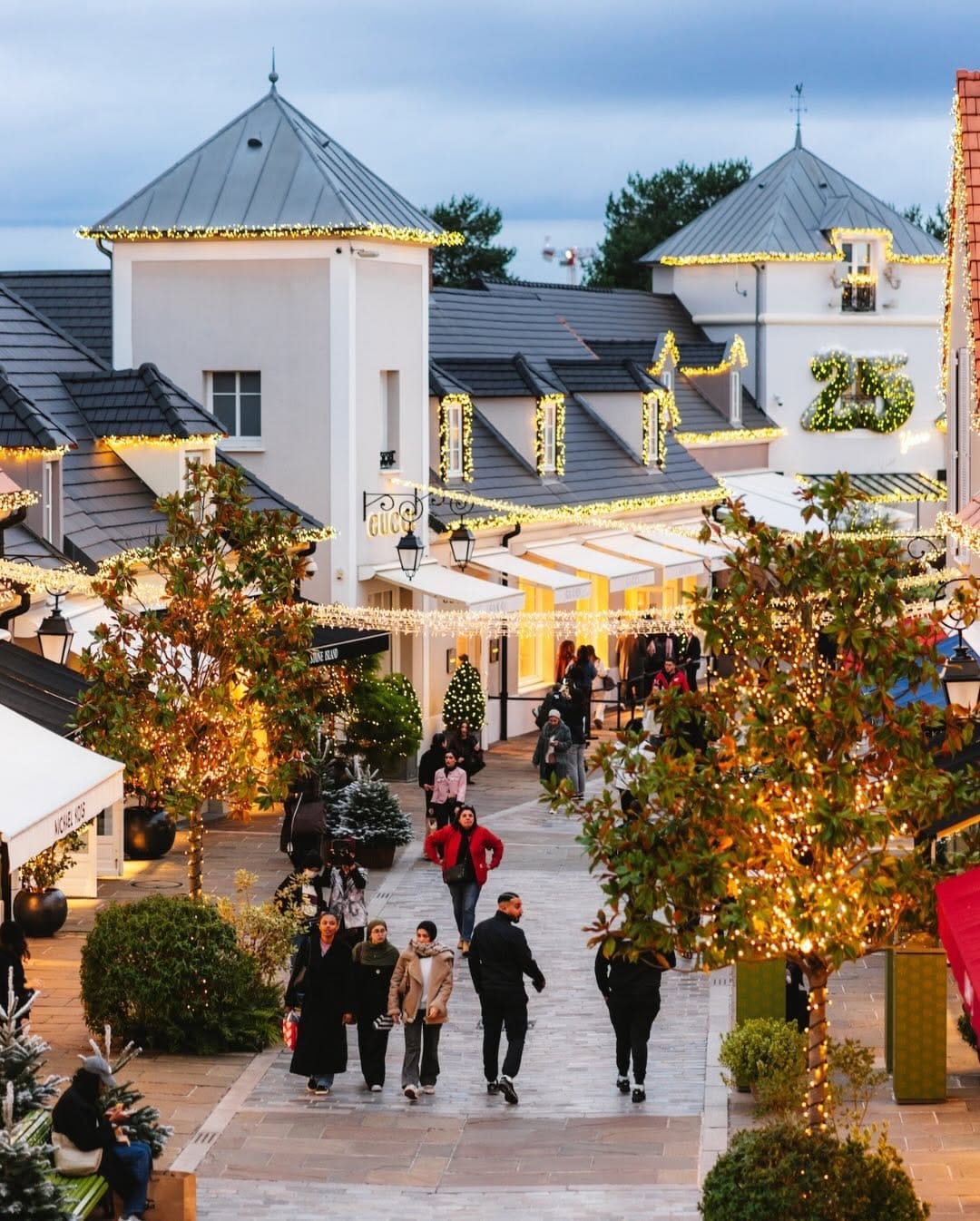 Post 8 by La Vallée Village on Instagram (carousel)