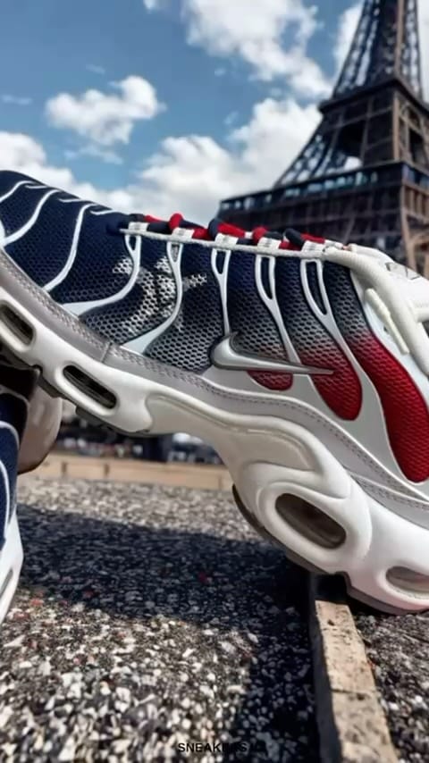 Post 3 by SNEAKERS ID on Instagram (video)