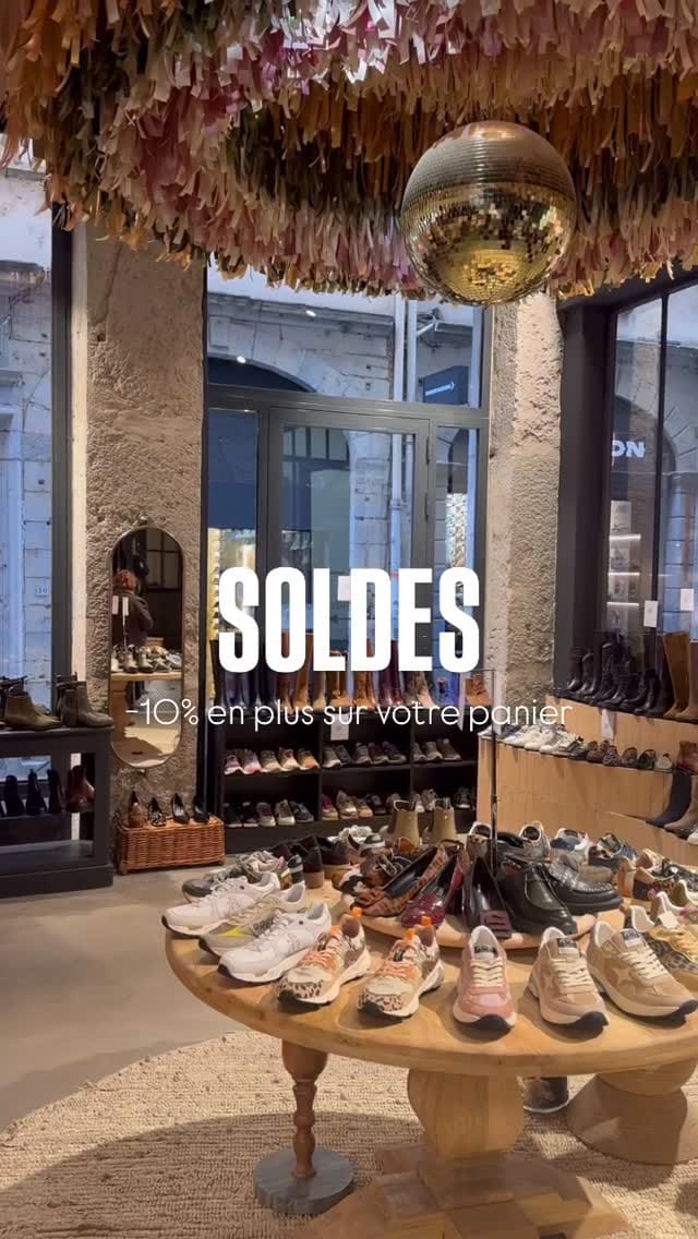 Post 4 by 🅟🅞🅟 🅐🅝🅓 🅢🅗🅞🅔🅢 on Instagram (video)