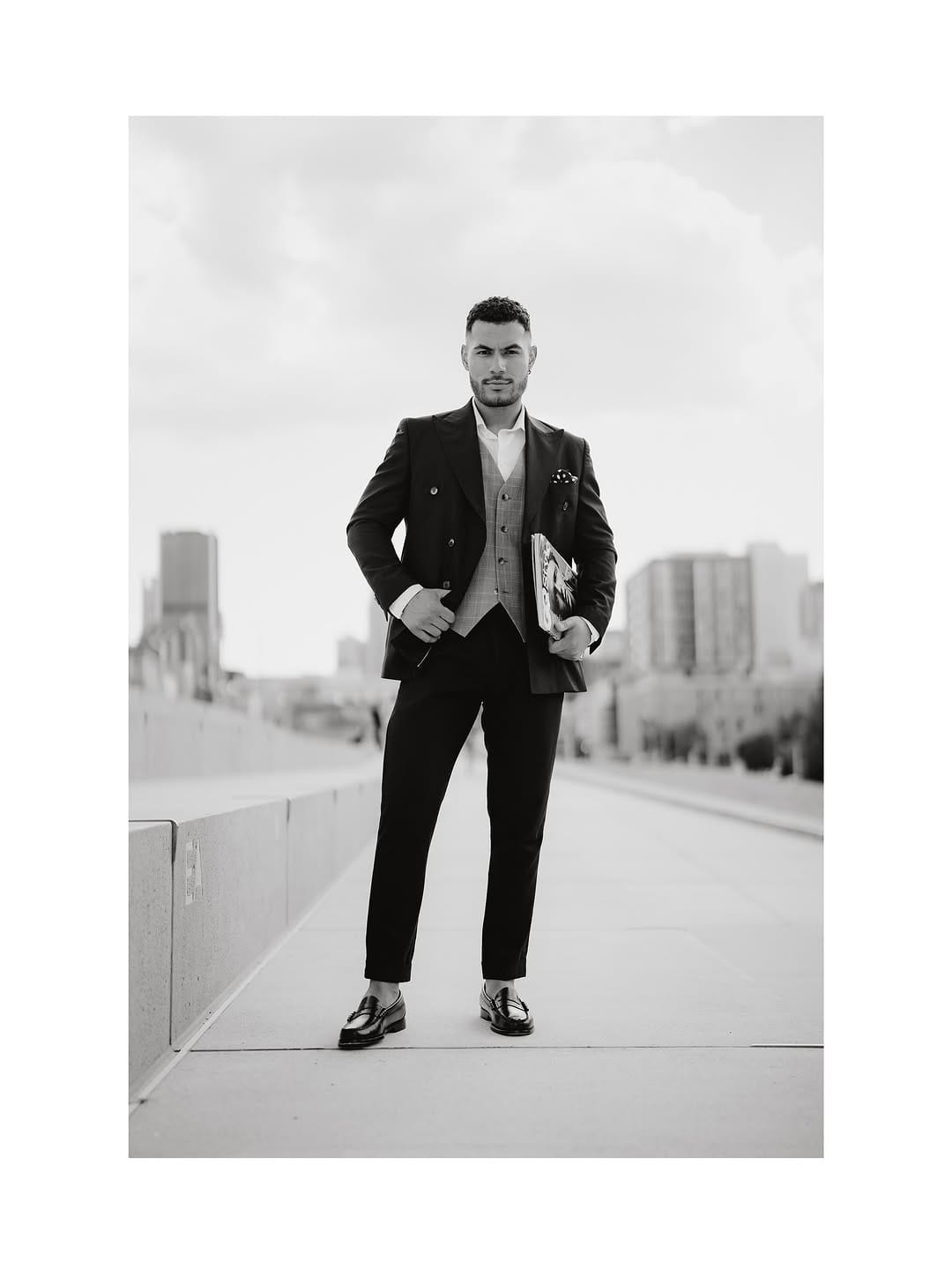 Post 4 by MisterKash | Le photographe en costume👔 on Instagram (carousel)