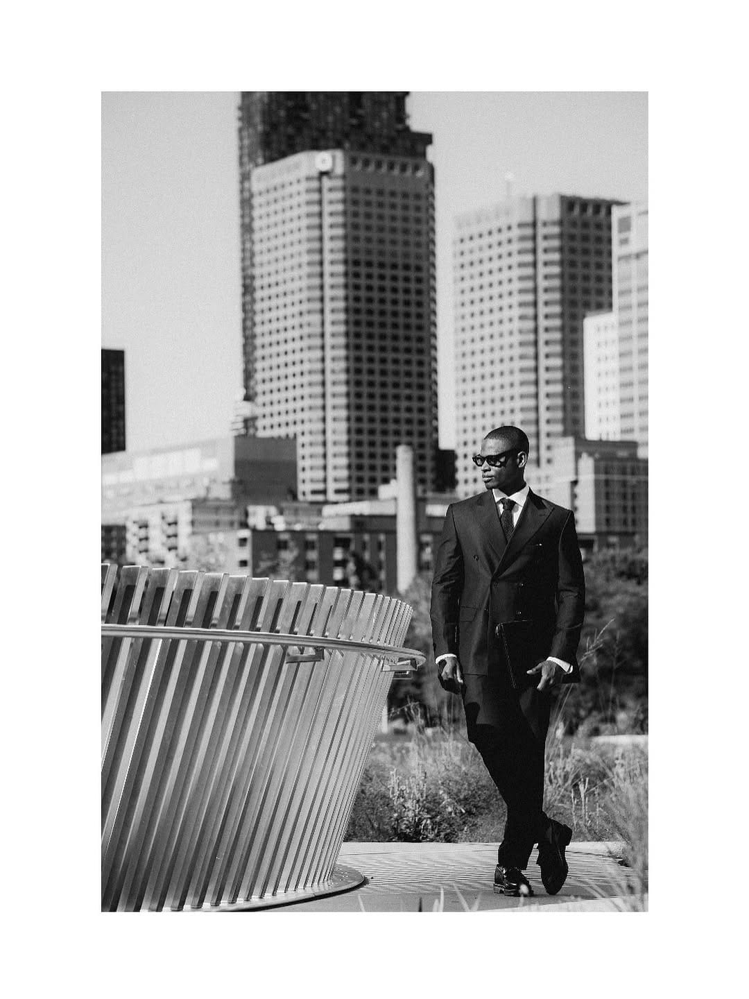 Post 6 by MisterKash | Le photographe en costume👔 on Instagram (image)