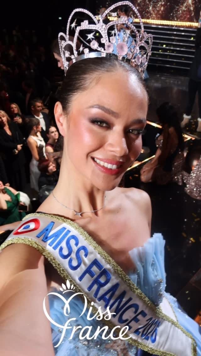 Post 5 by MAKEUP ARTIST DIPLOMÉ professionnelle International on Instagram (video)
