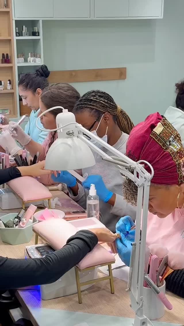 Post 4 by Gloss'Up Beauty Bar - Paris on Instagram (video)