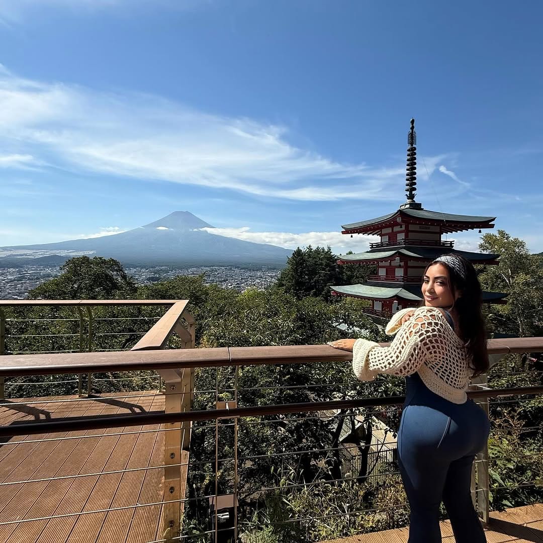Post 8 by 👑 •𝐐 𝐔 𝐄 𝐄 𝐍 • 𝐏 𝐀 𝐑 𝐈 𝐒• 👑 on Instagram (carousel)