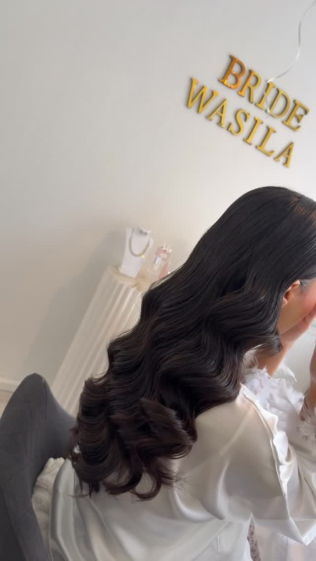 Post 5 by MAQUILLEUSE COIFFEUSE on Instagram (video)