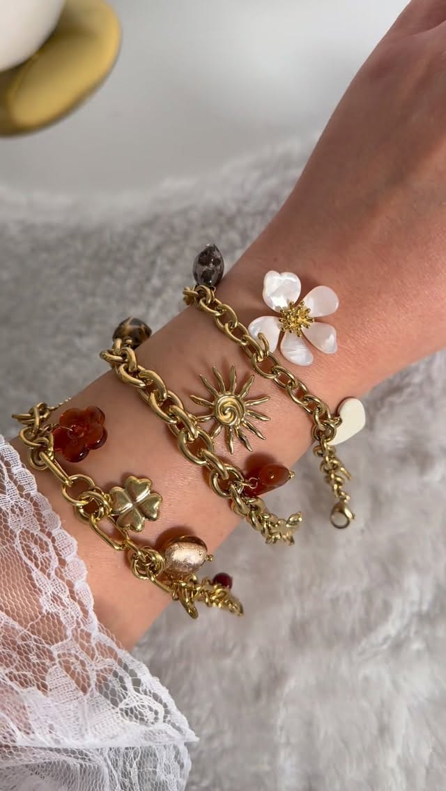 Post 2 by ALESIAPARIS Bijoux on Instagram (video)
