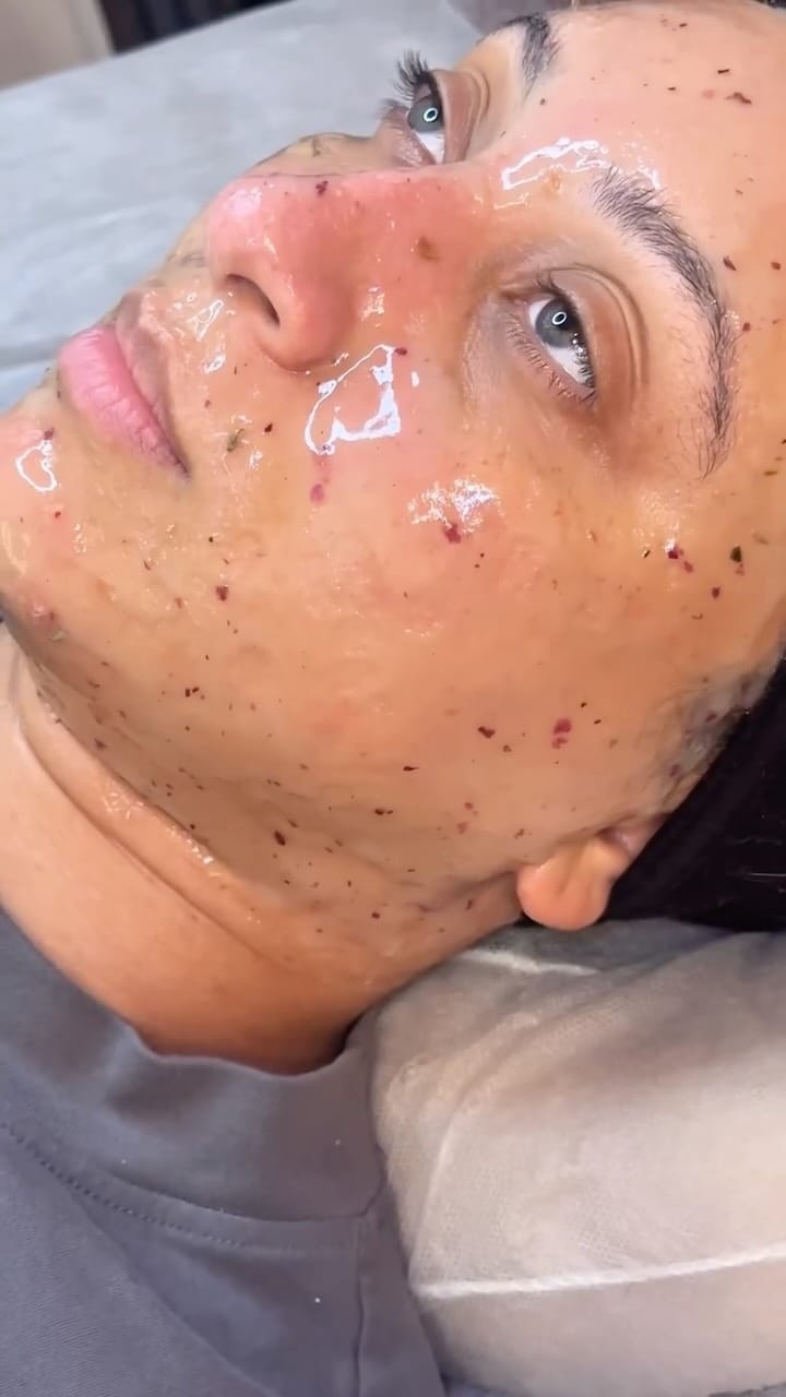Post 4 by Débora sans H |PRO MAKEUP ARTIST💄 on Instagram (video)