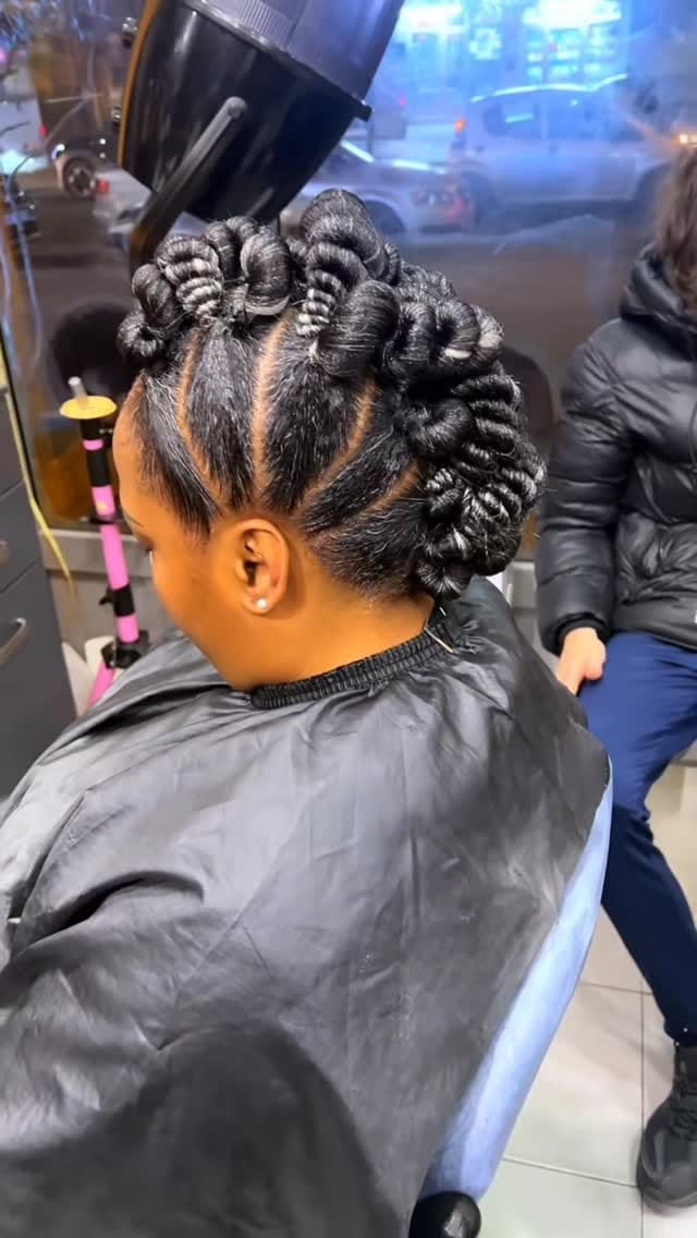 Post 9 by Lace -wigs - brésiliennes  - coiffure femmes - hommes - enfants on Instagram (video)