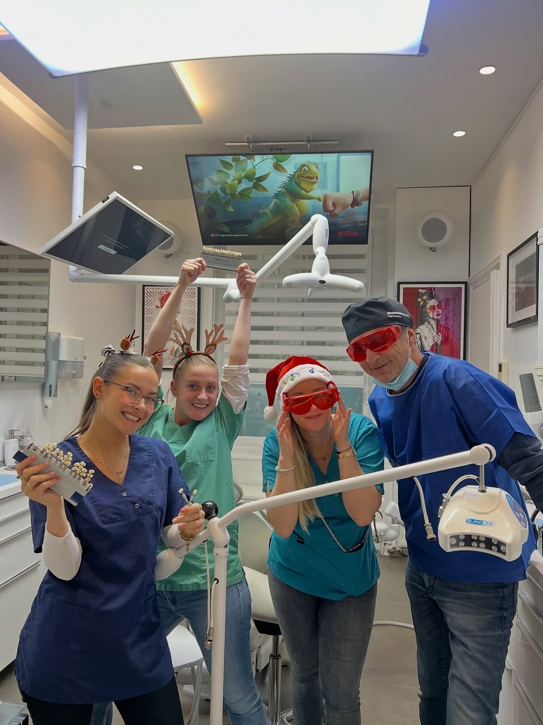 Post 5 by Dentiste paris /aesthetic dentistry / dr Cyrille fonteneau on Instagram (carousel)
