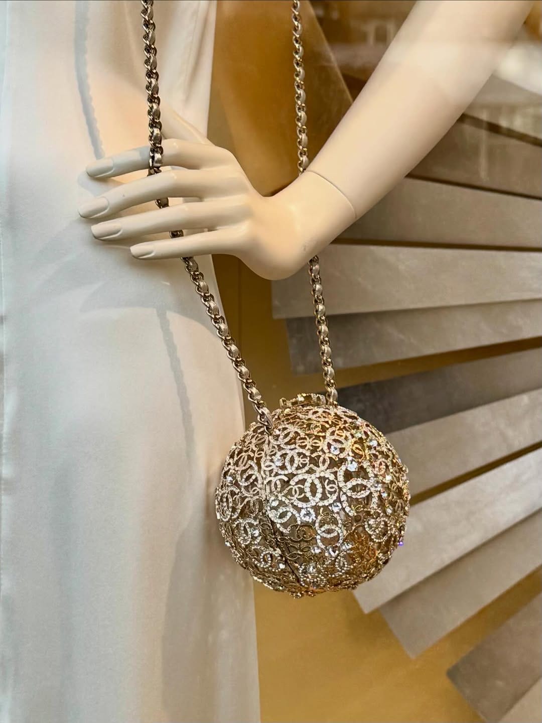 Post 7 by Nathalie M-J. on Instagram (carousel)