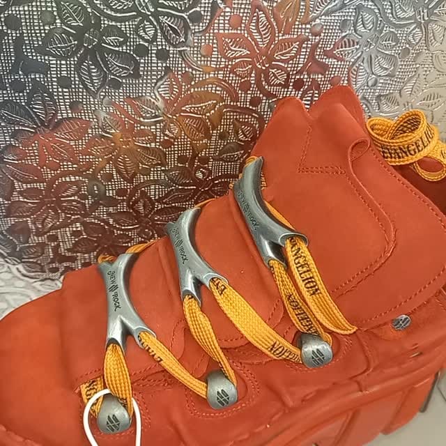 Post 10 by New Rock Paris on Instagram (video)