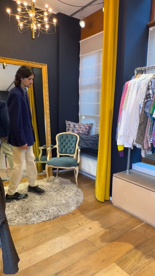 Post 4 by ALE MMXVIII PARIS on Instagram (video)