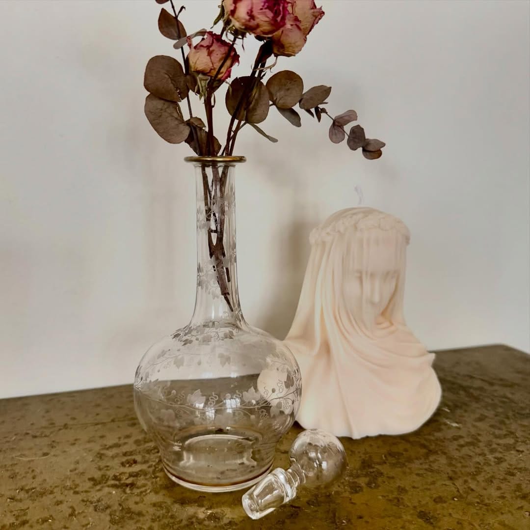 Post 9 by Riviera Vintage Online Shop on Instagram (carousel)