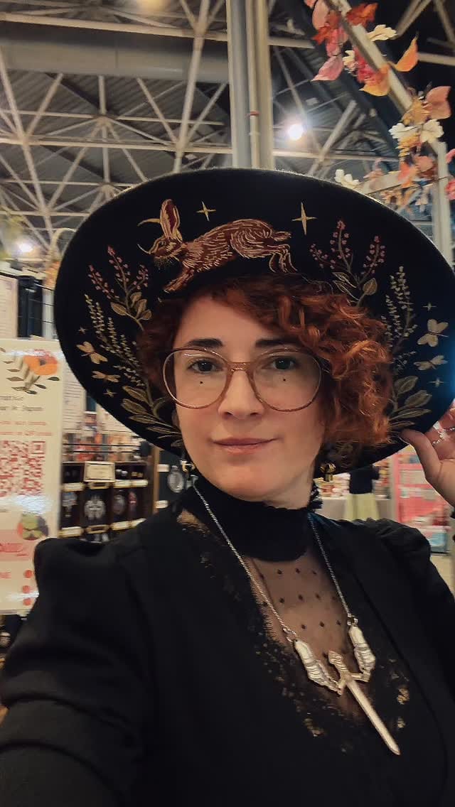 Post 5 by Gaëlle - Illustrations & créations Witchy on Instagram (video)