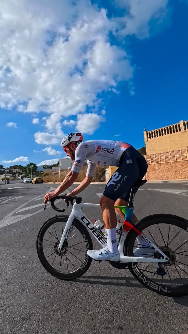 Post 7 by Sandy Dujardin on Instagram (video)