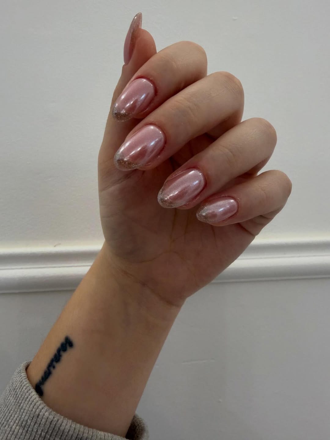 Post 6 by PARIS | RUSSIAN MANUCURE |COSMETOLOGY |LIFTING |ÉPILATION LASER on Instagram (carousel)