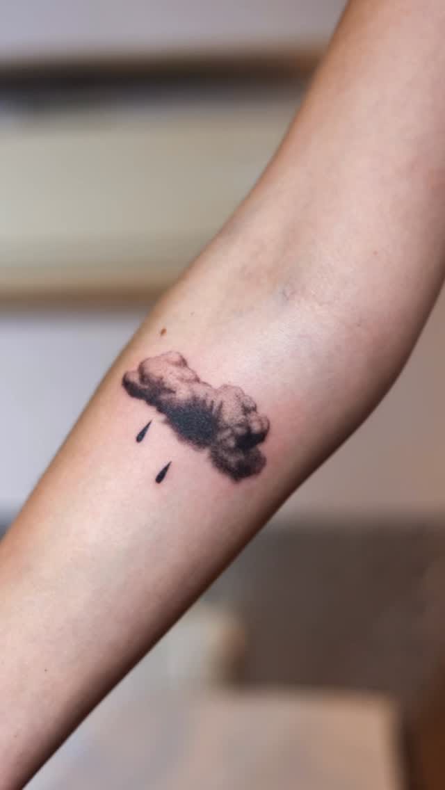 Post 2 by LUCE ⟡ Tatouage ⟡ Lyon ⟡ onirique • microréalisme • illustratif on Instagram (video)