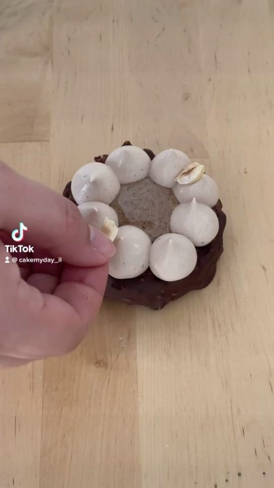 Post 8 by Cake My Day on Instagram (video)