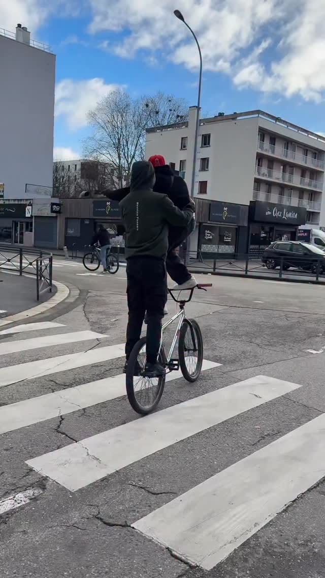 Post 1 by Abdou on Instagram (video)