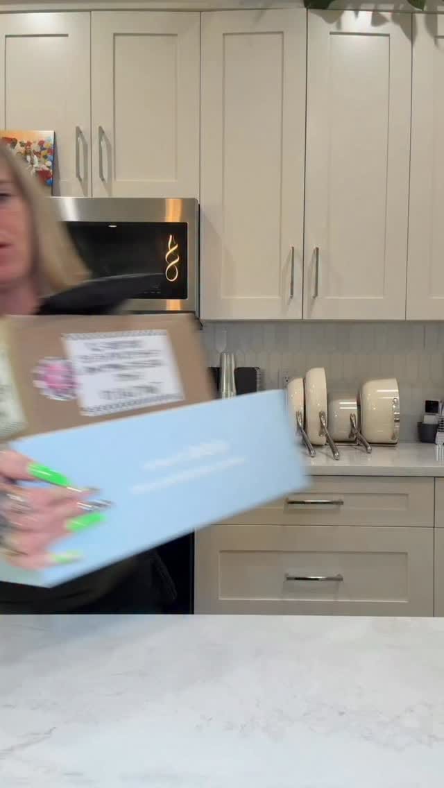 Post 7 by IGL NAILS® | Press-On Nails That Fit on Instagram (video)