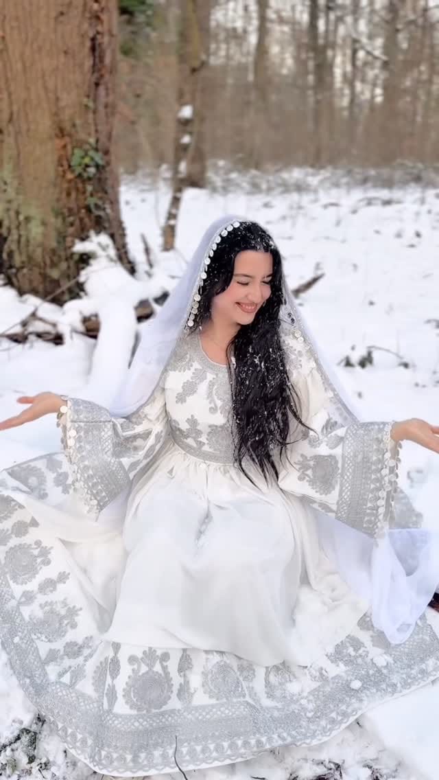 Post 5 by Yassna Rahmani on Instagram (video)