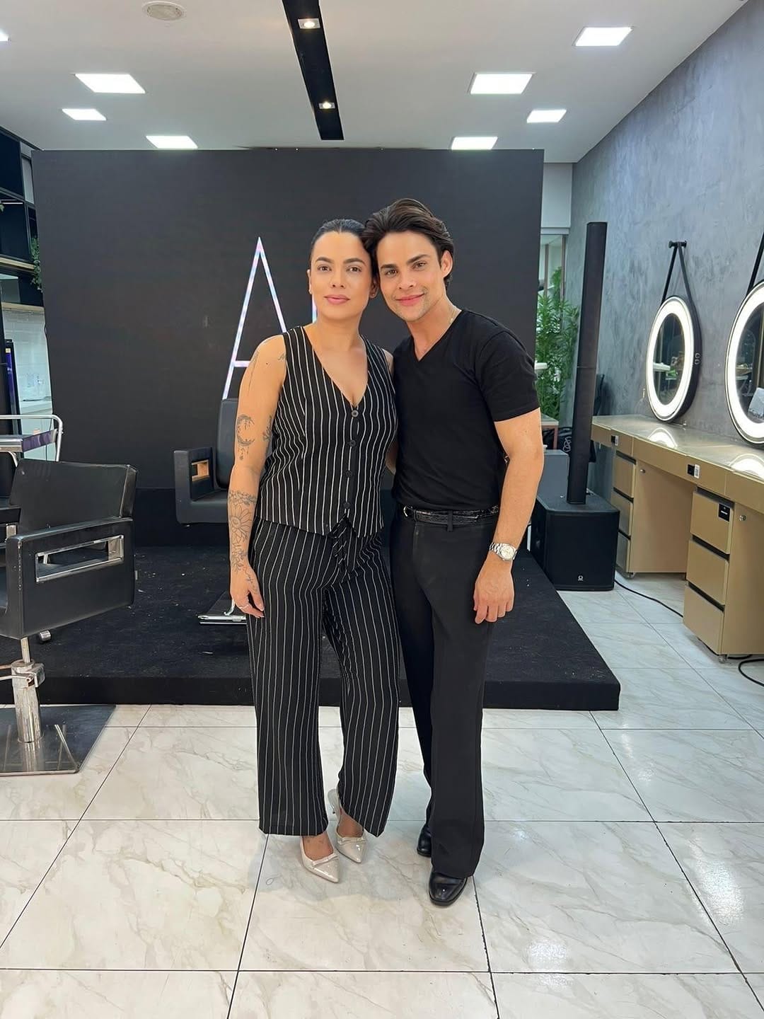 Post 1 by corte- mechas- maquiagem -penteado on Instagram (carousel)